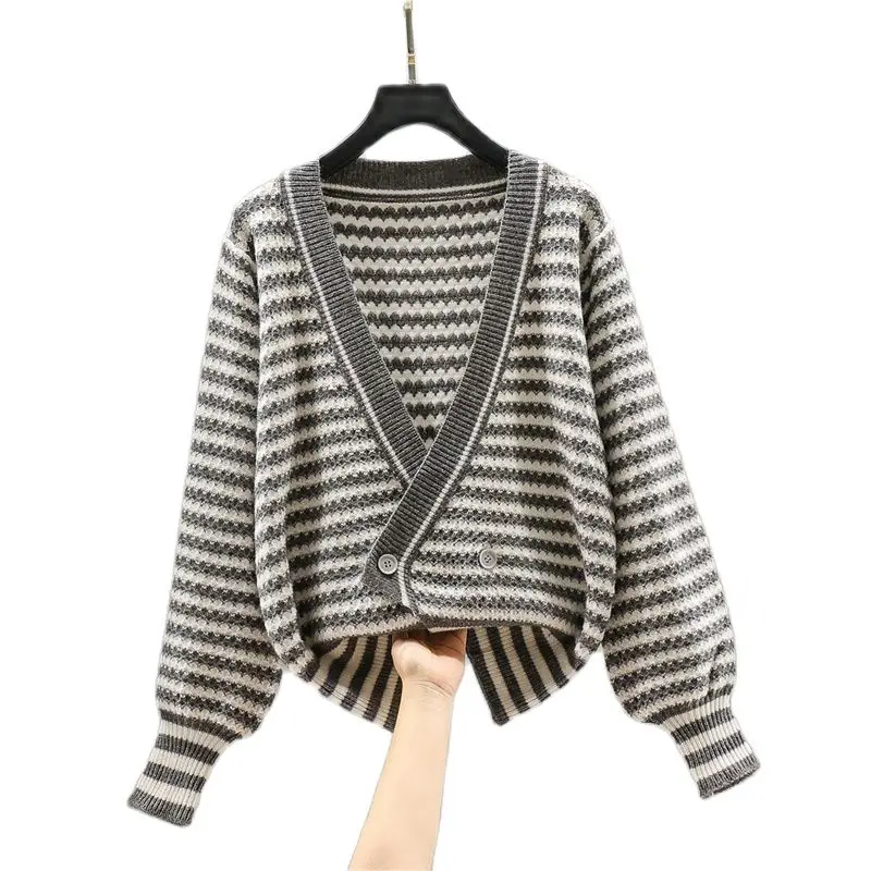 Кардиган вязаный в полоску с V-образным вырезом и ремешком [211453] 40 |