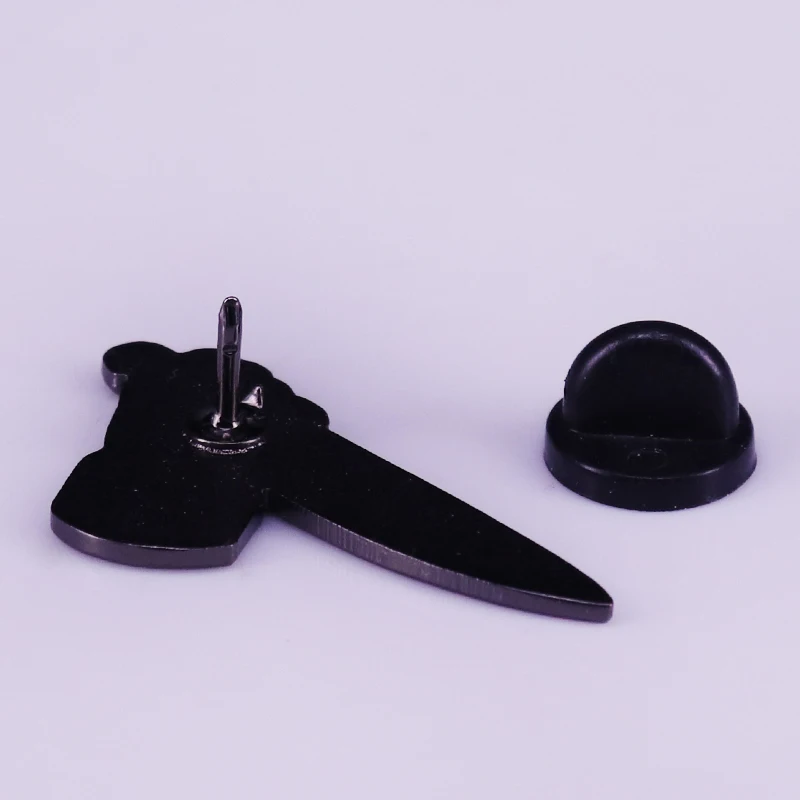 Эмалированная брошь с ножом и криком в стиле американской психологической