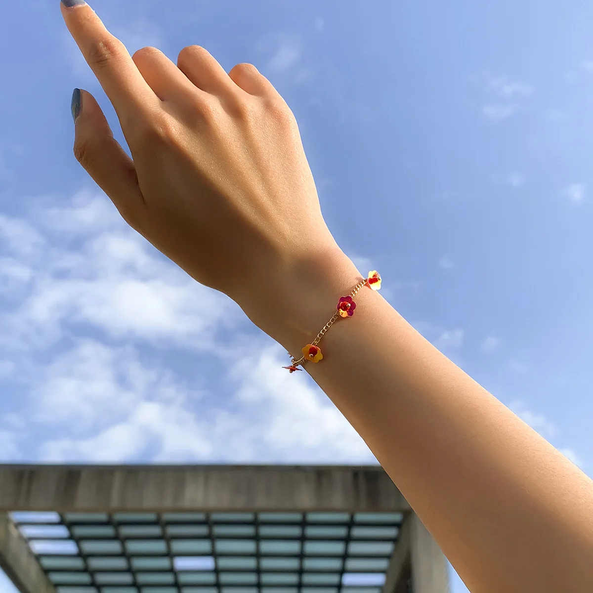 

Женский браслет из металлической цепочки с блестками и цветами