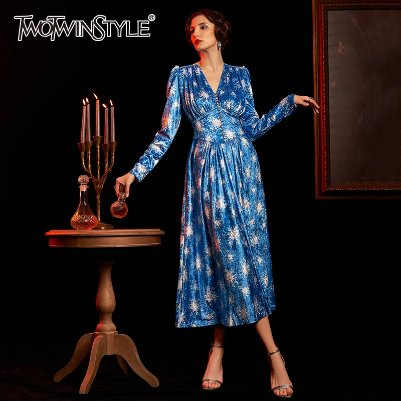 Женское асимметричное платье TWOTWINSTYLE белое с рисунком V образным вырезом длинными