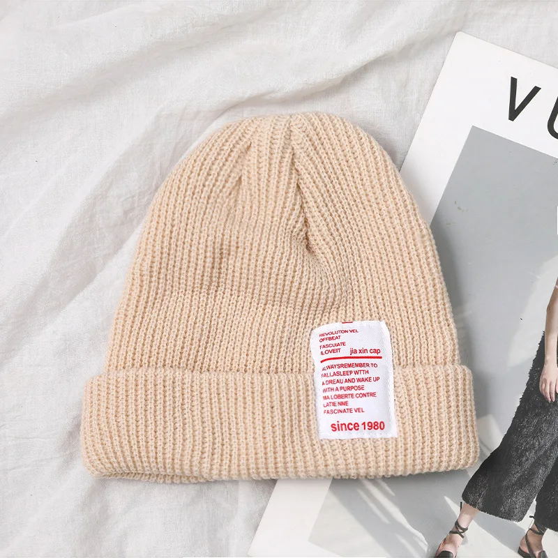 Вязаная шапка унисекс карамельного цвета зимняя теплая с буквенным принтом