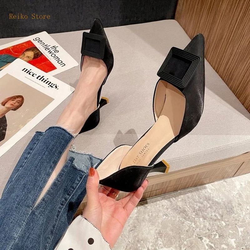 Женские туфли на низком каблуке кремово-белые атласные из искусственной кожи без