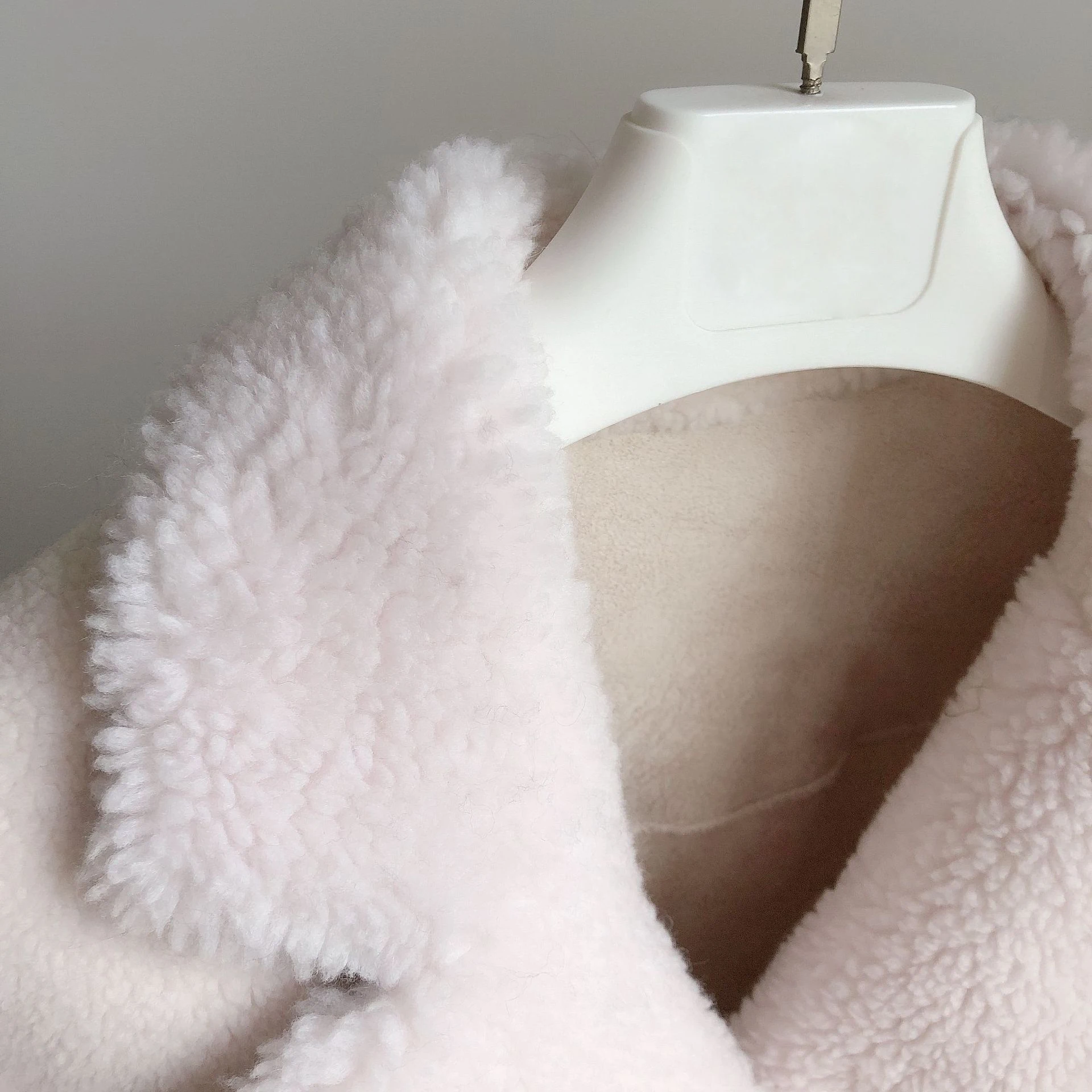 

Elegant Wool Fur Collar Double Breasted Short Coat For Women Korean Style Double Breasted Solid Color Jacket S068