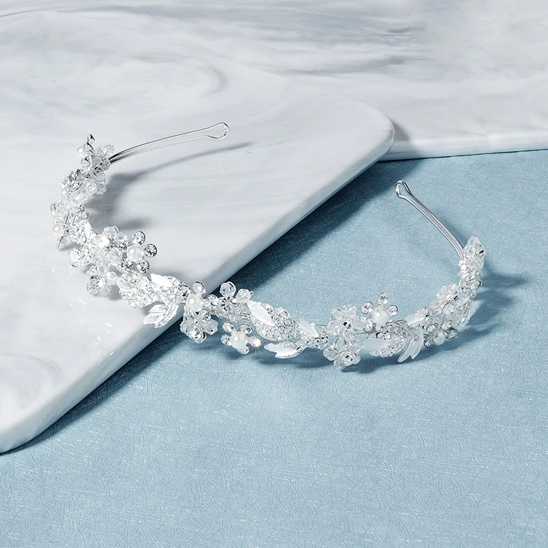 Повязка на голову женская с цветами и кристаллами серебристого цвета | Украшения