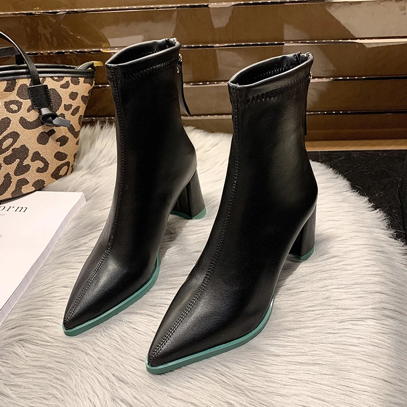 

Белые короткие сапоги на высоком каблуке, женские осенне-зимние сапоги с острым носком, новинка 2021, тонкие сапоги, Необычные сапоги