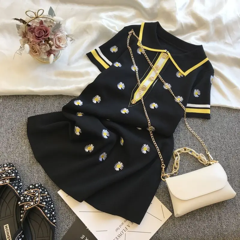 Женское трикотажное платье ALPHALMODA с вышивкой ромашки воротник поло короткими