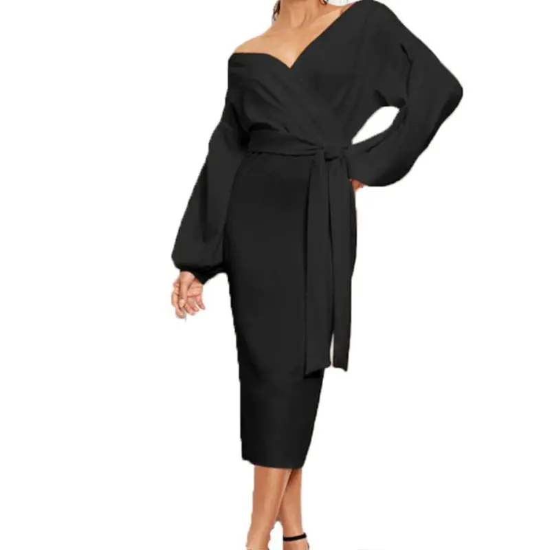Женское облегающее платье миди с пышными рукавами открытыми плечами и поясом