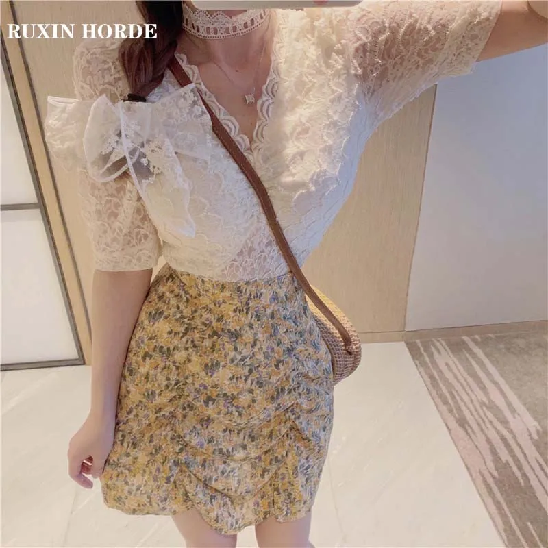 

2021 Spring French Fashion Popular Smoked Lace V-Neck Blouse Yellow Floral Beautiful Pattern Pleated High Waist Bag Skirt Suit