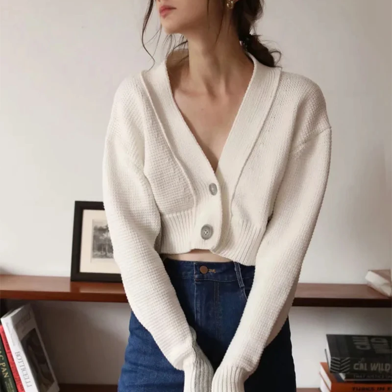 

Женский короткий свитер с рукавом «летучая мышь» и V-образным вырезом