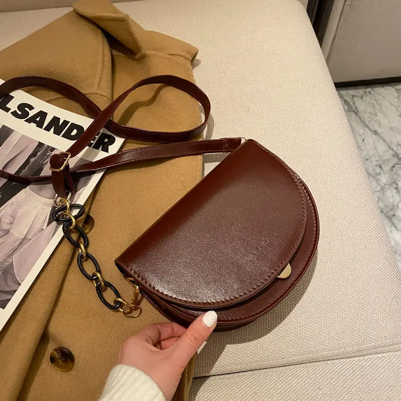 Сумка через плечо женская однотонная кожаная с регулируемой цепочкой 2022 - купить