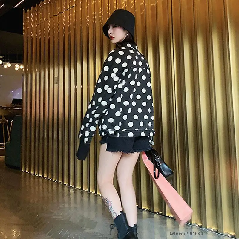 Осенняя Свободная джинсовая куртка Женская бомбер Harajuku уличная черная в горошек