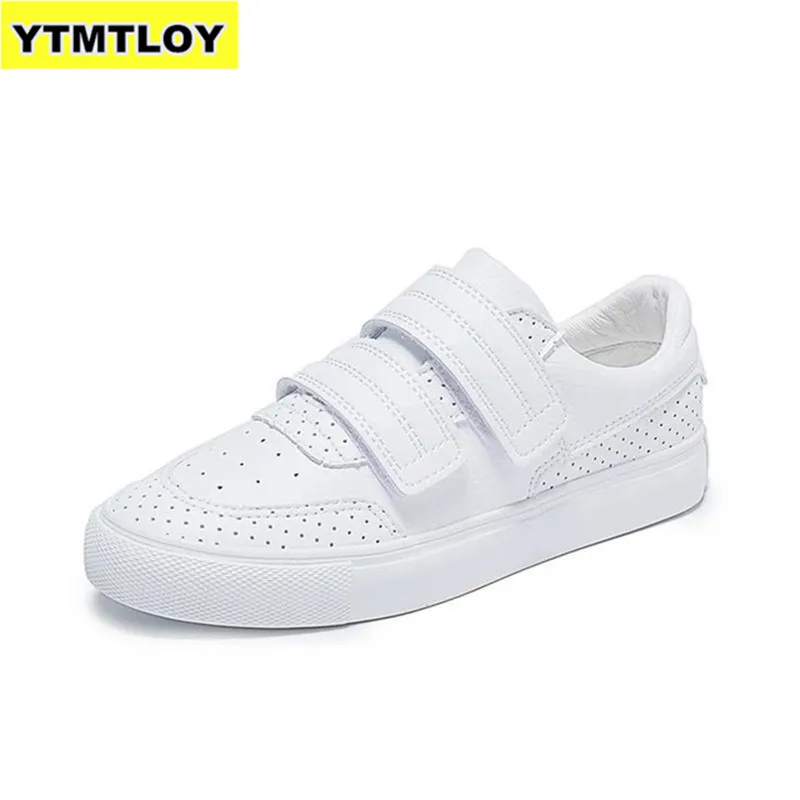 Женские кроссовки из ПУ кожи белые однотонные на шнуровке повседневные для весны