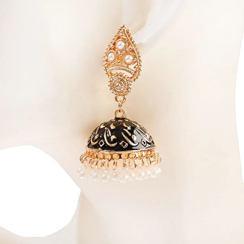 Женские сережки-подвески в стиле бохо белые жемчужные бусины с золотыми вырезами