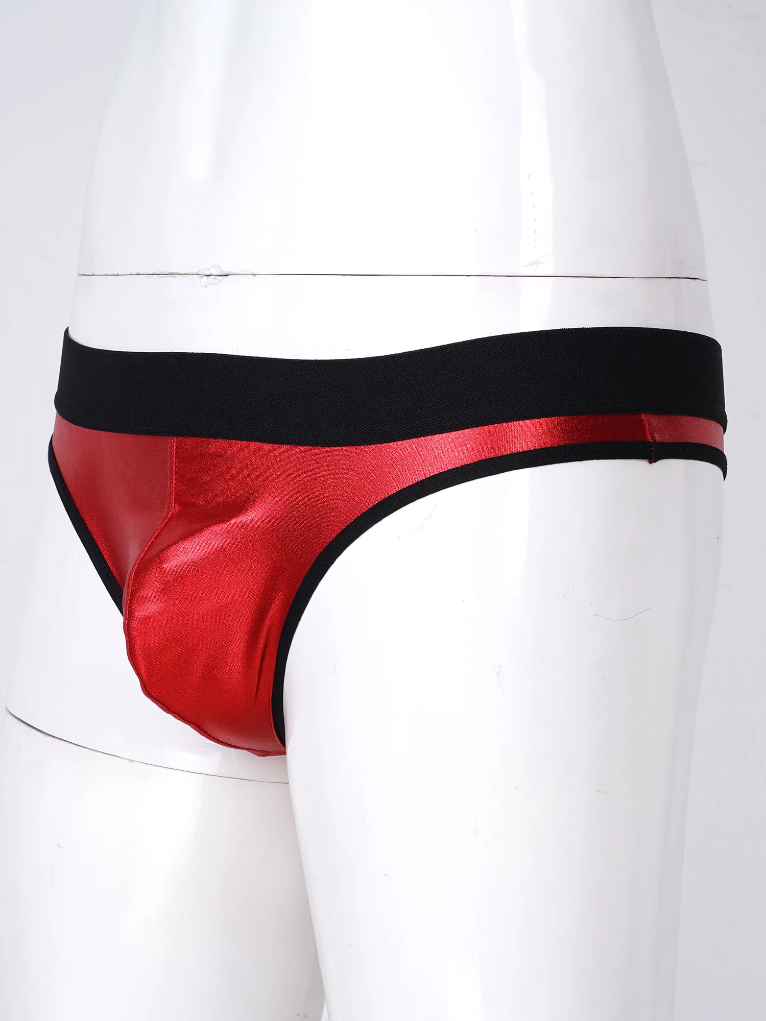 Мужская бельевая модель "Сексуальные стринги Rave из металлической лаковой кожи с упругой полоской и низкой посадкой на талии".