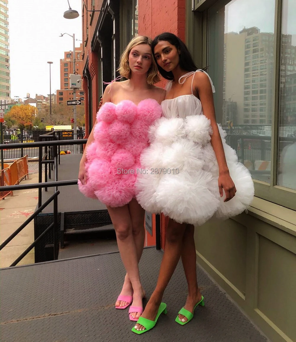 Платье на тонких бретельках для выпускного вечера длиной выше колена короткое