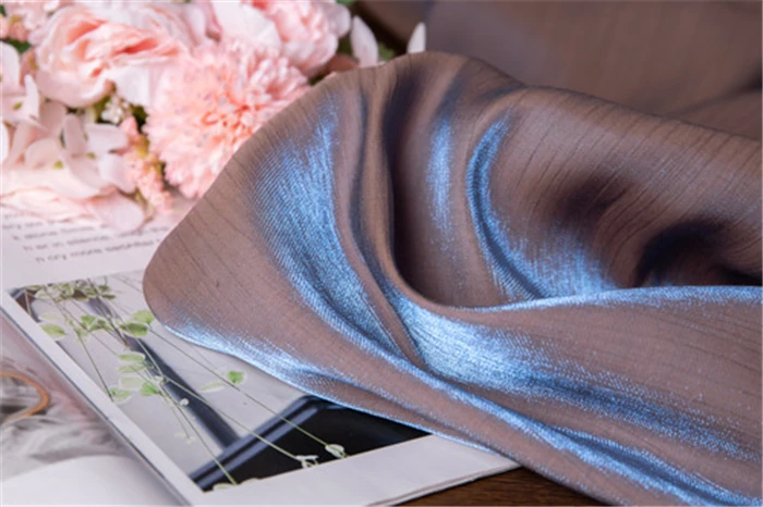 Утолщенные стеклянные шелковые градиентные ткани складки текстура линии против