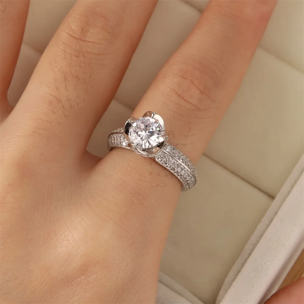 

Korean Version Of S925 Silver New White Gold Flower Moissanite Ring Simple Fashion Female Proposal Diamond Ring Romantic Gift