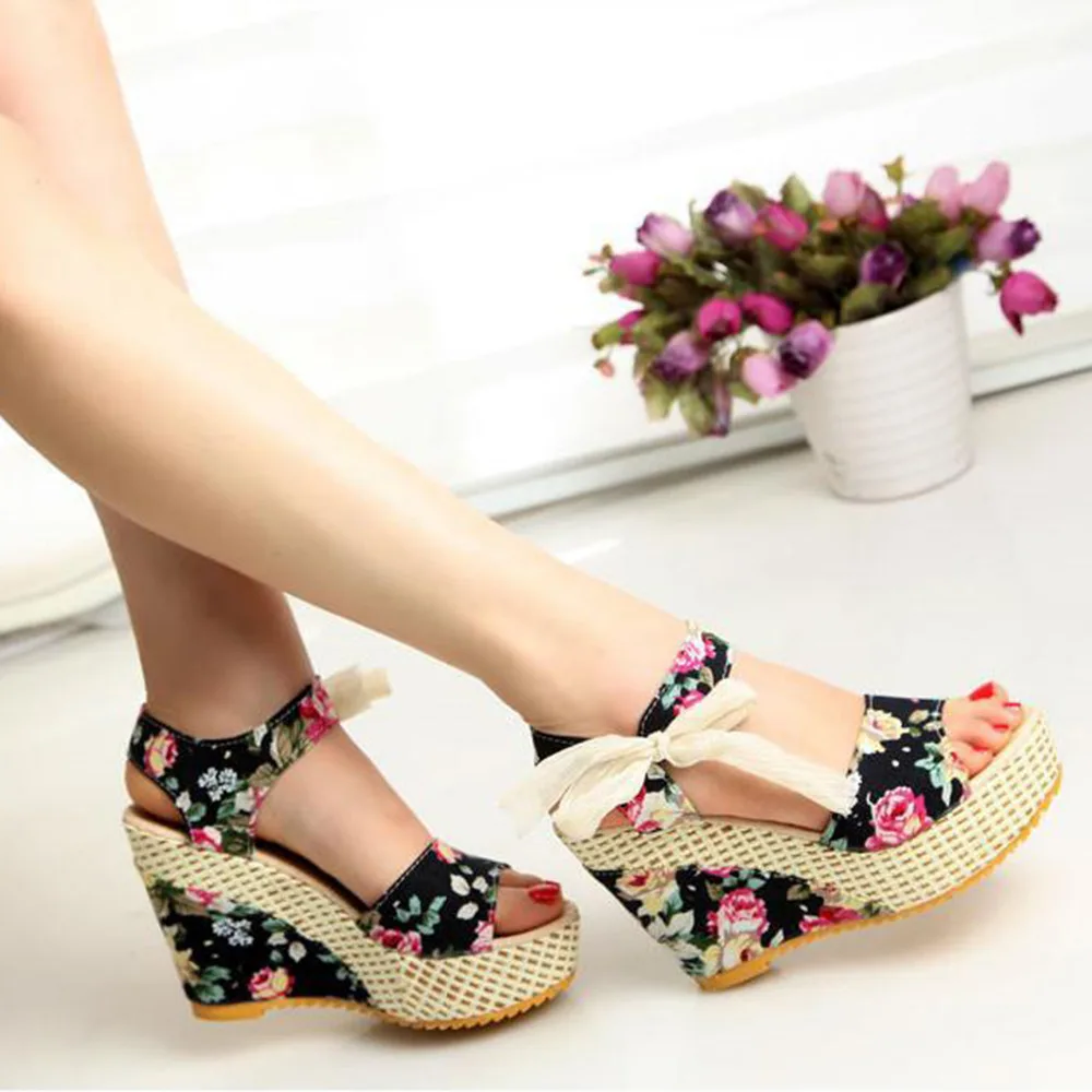 Женская обувь коллекция 2020 года сезон лето Новинка милые босоножки на танкетке с