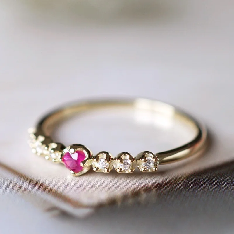 Изысканное кольцо из серебра 925 пробы с красным кристаллом Женское Обручальное в