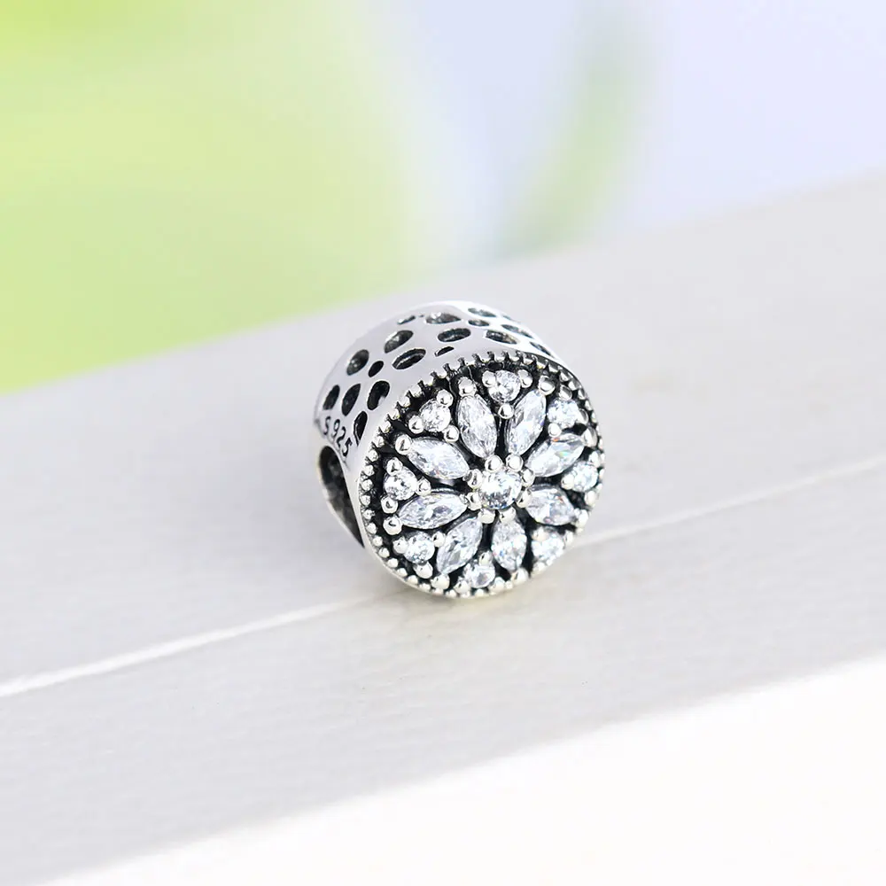 Коллекция весна 2018 прозрачные подвески в виде снежинок с фианитами подходят для