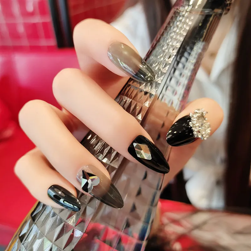 Накладные ногти с черным пронизывающим сердцем Длинные накладные в европейском