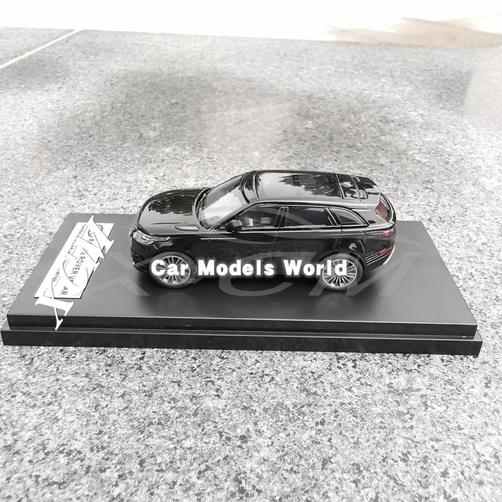 Модель литая автомобиля для моделей LCD Velar 1:64 (черный) + небольшой