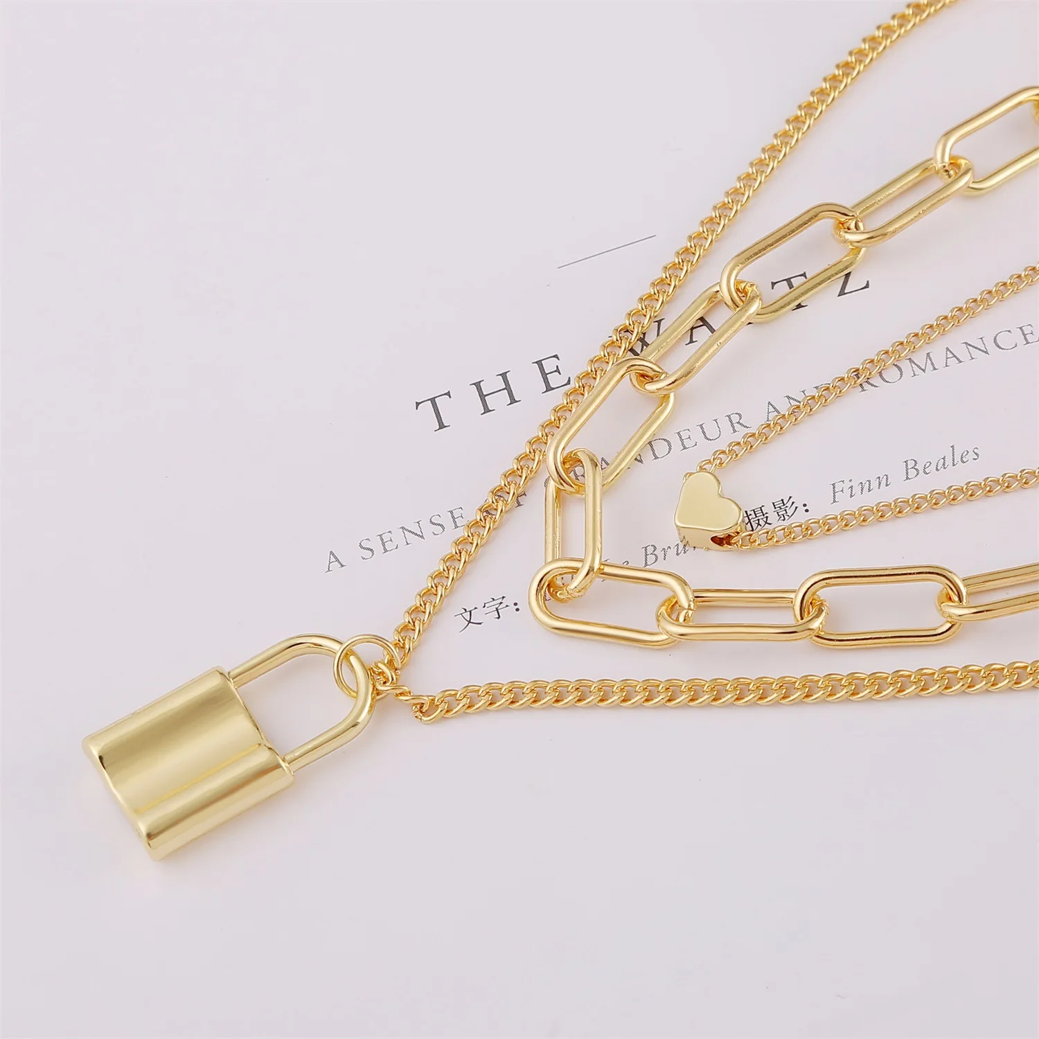 2020 Популярное ретро темпераментное кулонное ожерелье с простым замком и сердечком, подходящее для женщин.