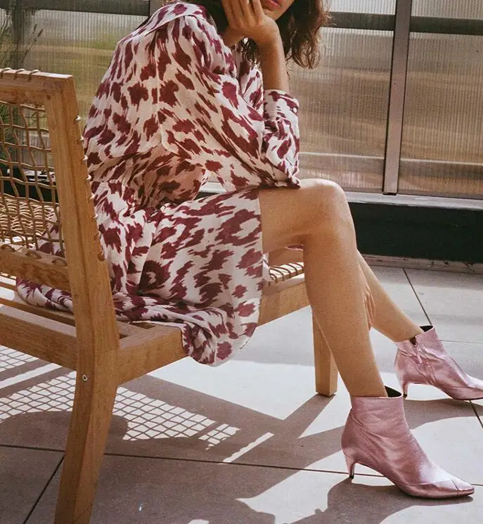 Шелковое мини платье с принтом круглым вырезом длинными рукавами и манжетами на