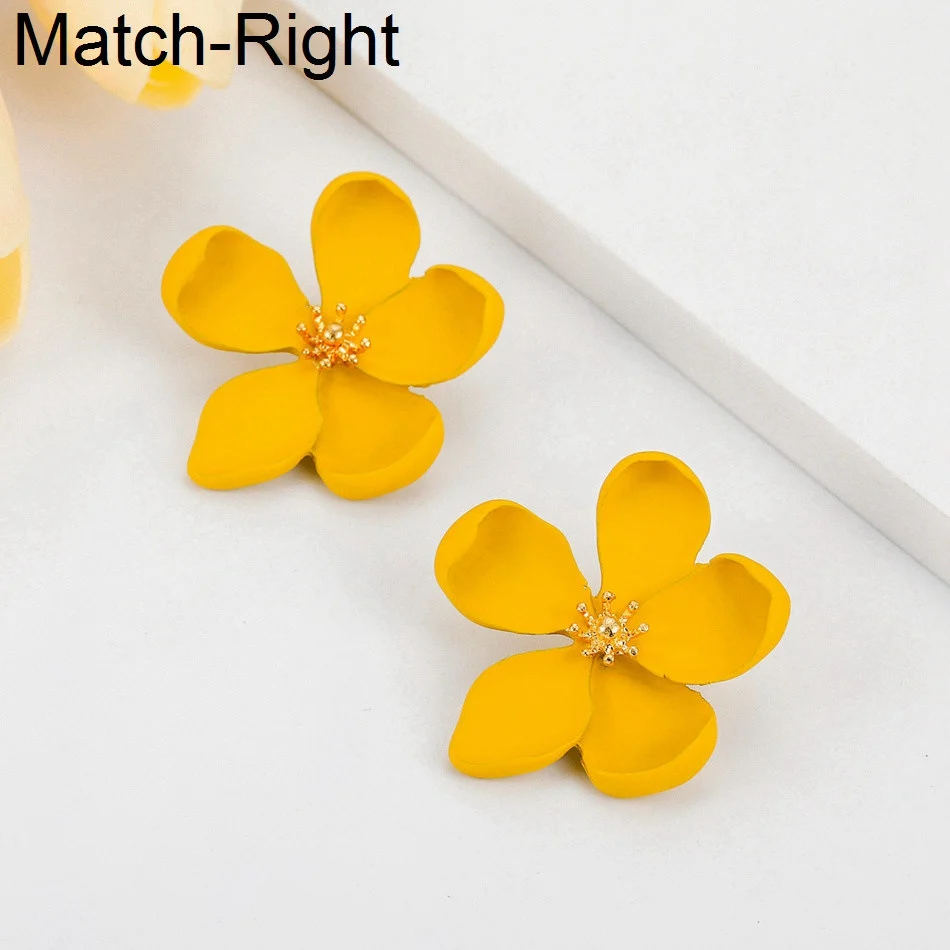 Подходящие модные серьги для