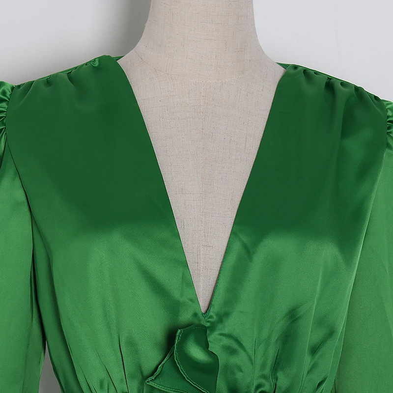 Женское платье с оборками TWOTWINSTYLE белое составного кроя V-образным вырезом