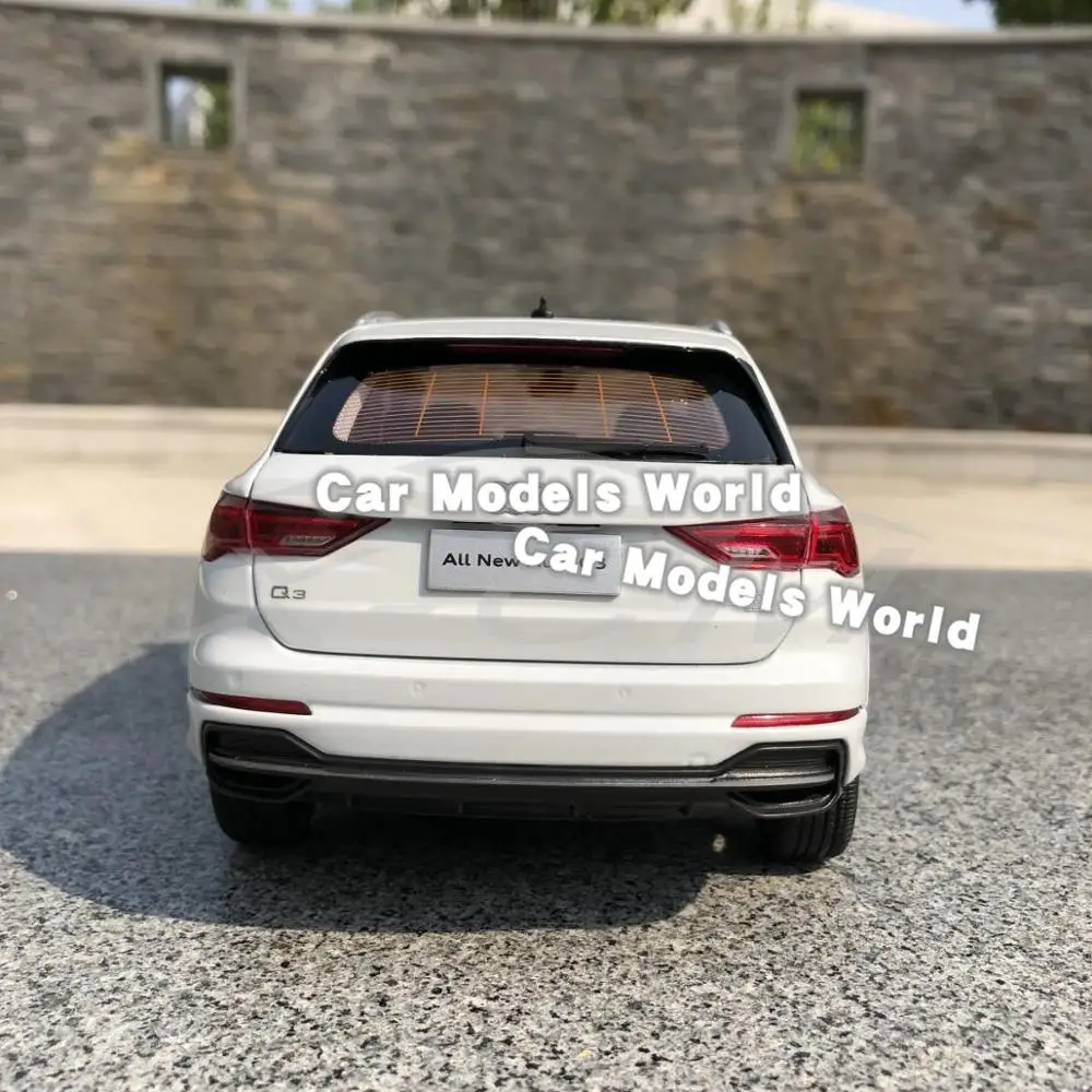 Модель литая автомобиля для всех новых моделей Q3 2019 1:18 (белый) + небольшой
