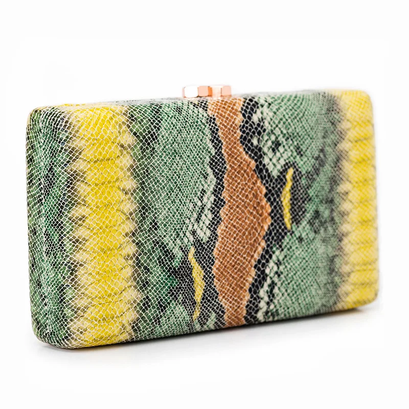 Женская сумка-клатч с текстурой под змеиную кожу |