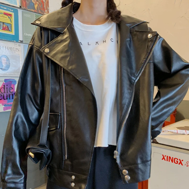 Куртка женская Байкерская из искусственной кожи бежевая с ремнем 2020 | Женская