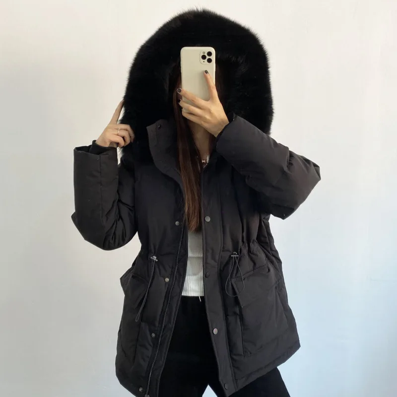 Женский пуховик средней длины с капюшоном и воротником из натурального меха |