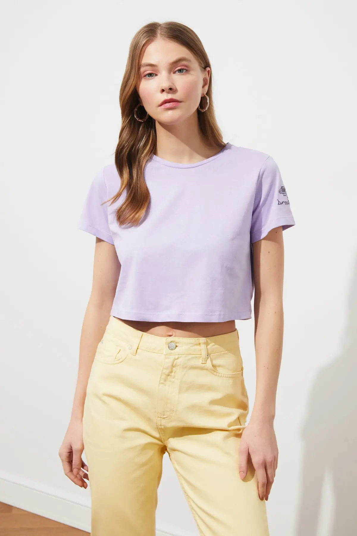 

Укороченная трикотажная футболка с вышивкой Trendyol TWOSS21TS0093