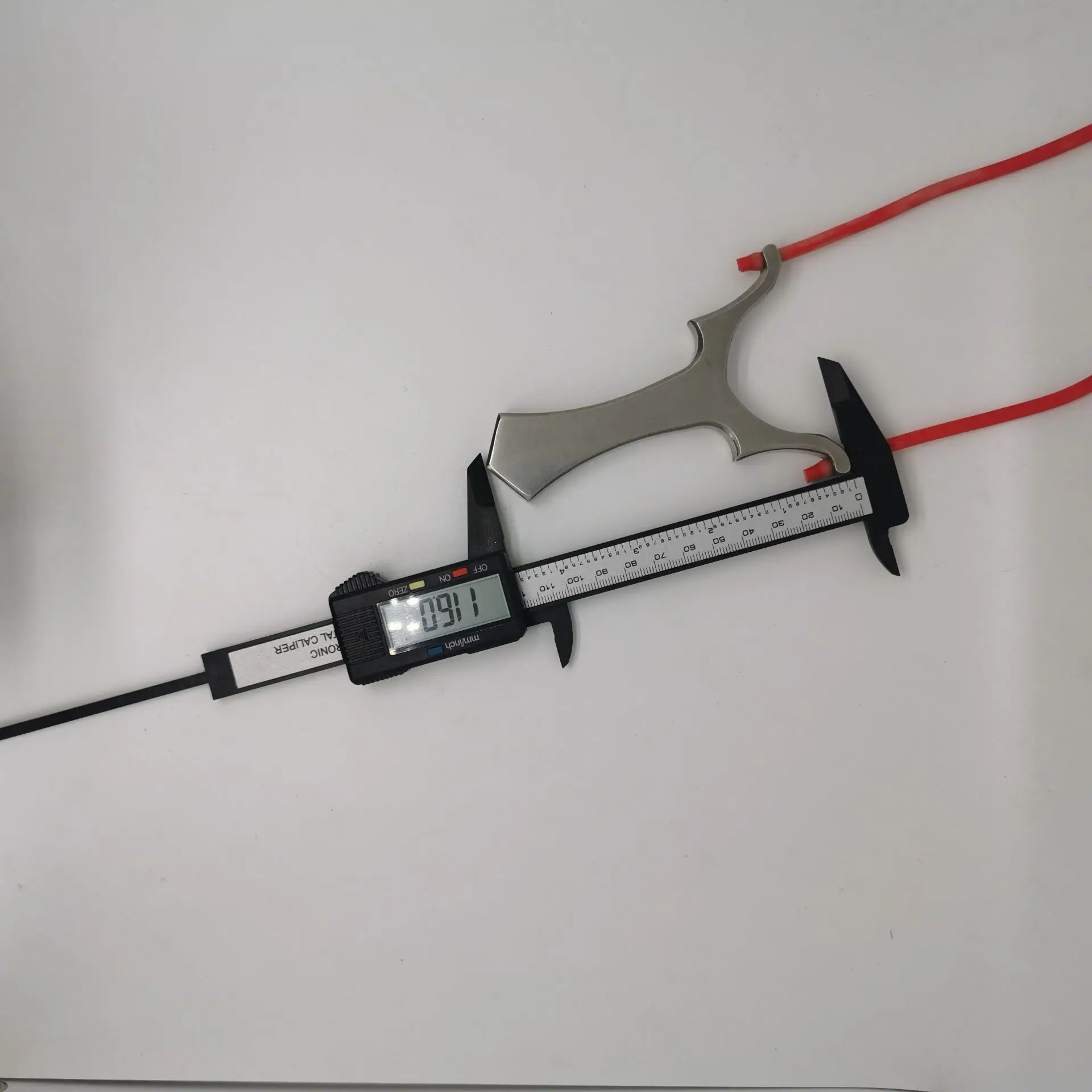 

High quality 304 stainless steel slingshot with flat rubber band outdoor hunting competitive shooting slingshot 2020 new