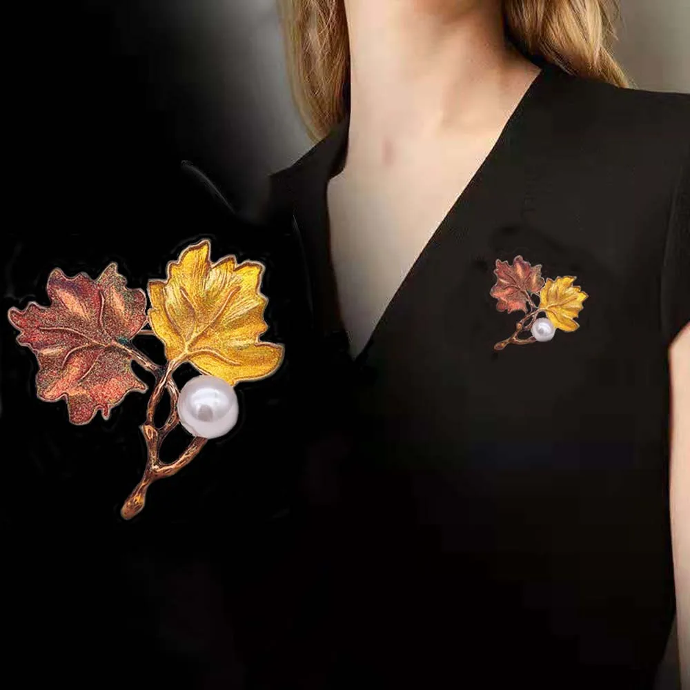 Брошь в виде цветка маргаритки с рисунком кленовых листьев|Броши| |