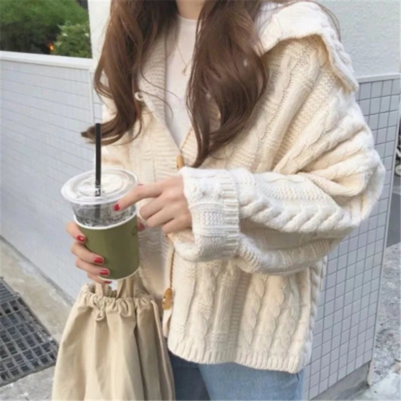 Knitted wool sweater female winter 2019 new Korean version of the loose long sleeved horn buckle rod women's cardigan |