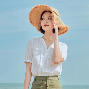 Женская рубашка с коротким рукавом, V-образным вырезом и вышивкой