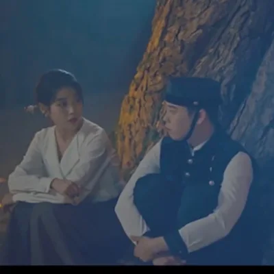 Женское платье в белую полоску с высокой талией Корейском стиле на осень день