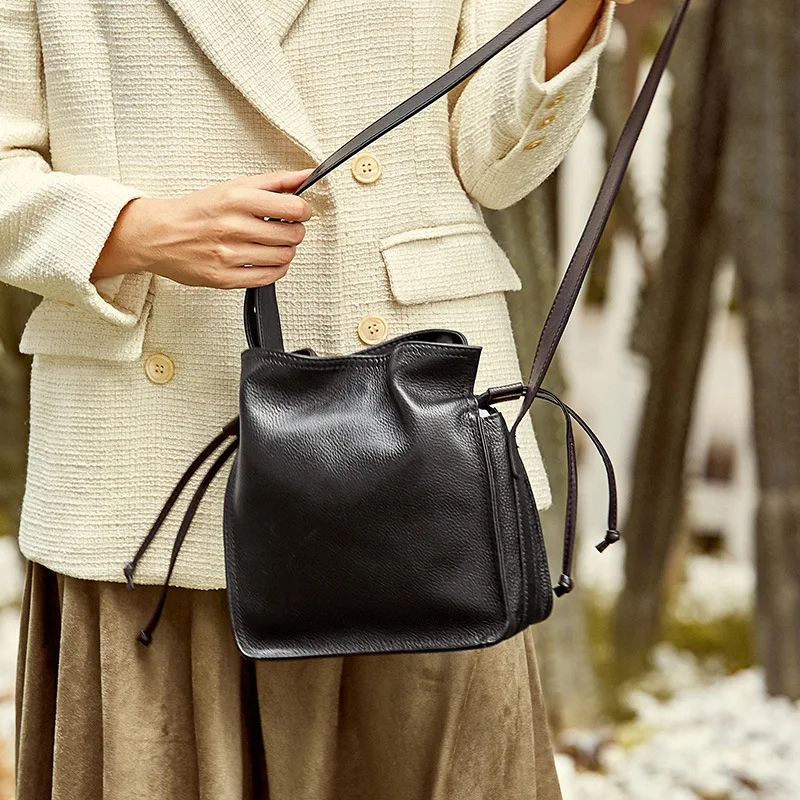 

Women's Leather Bags Fashion New Bucket Bag Women's One-Shoulder Pull-Belt Buckle Messenger Bag