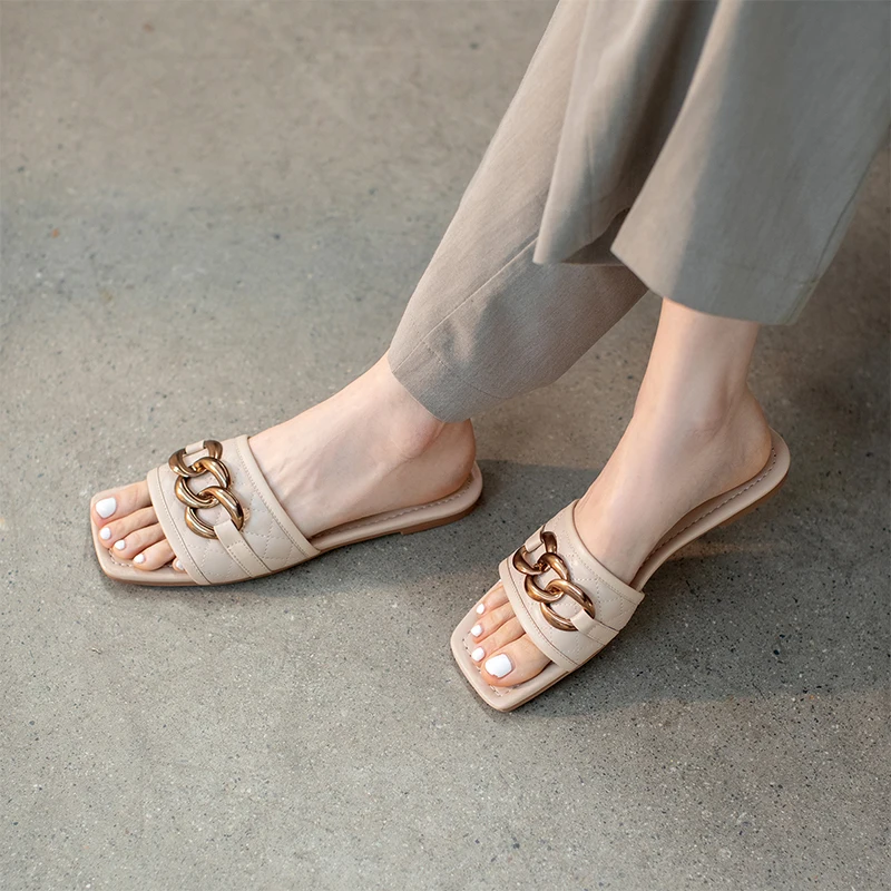 

2021 Summer flat Female Slippers genuine leather Women Flat Shoes woman metal chain Design Casual Basic Sandals