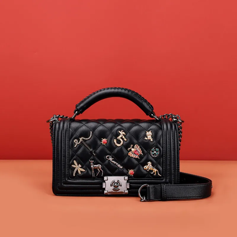 

Роскошная дизайнерская маленькая квадратная сумка из натуральной кожи с цепочкой и значком в виде ромбовидной решетки, дамская сумочка чер...