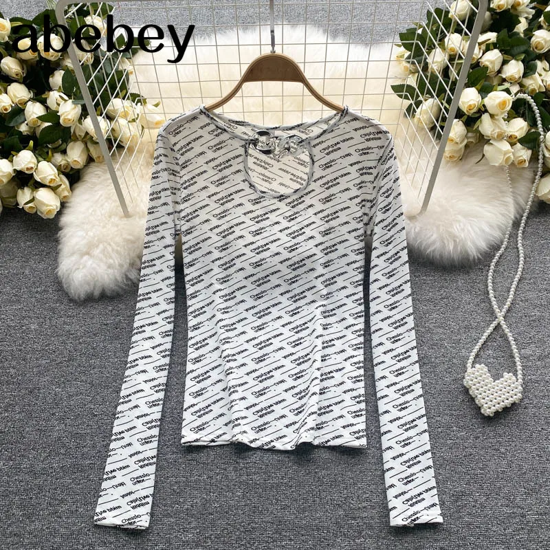 

Блузка женская с длинным рукавом, круглым вырезом и надписью