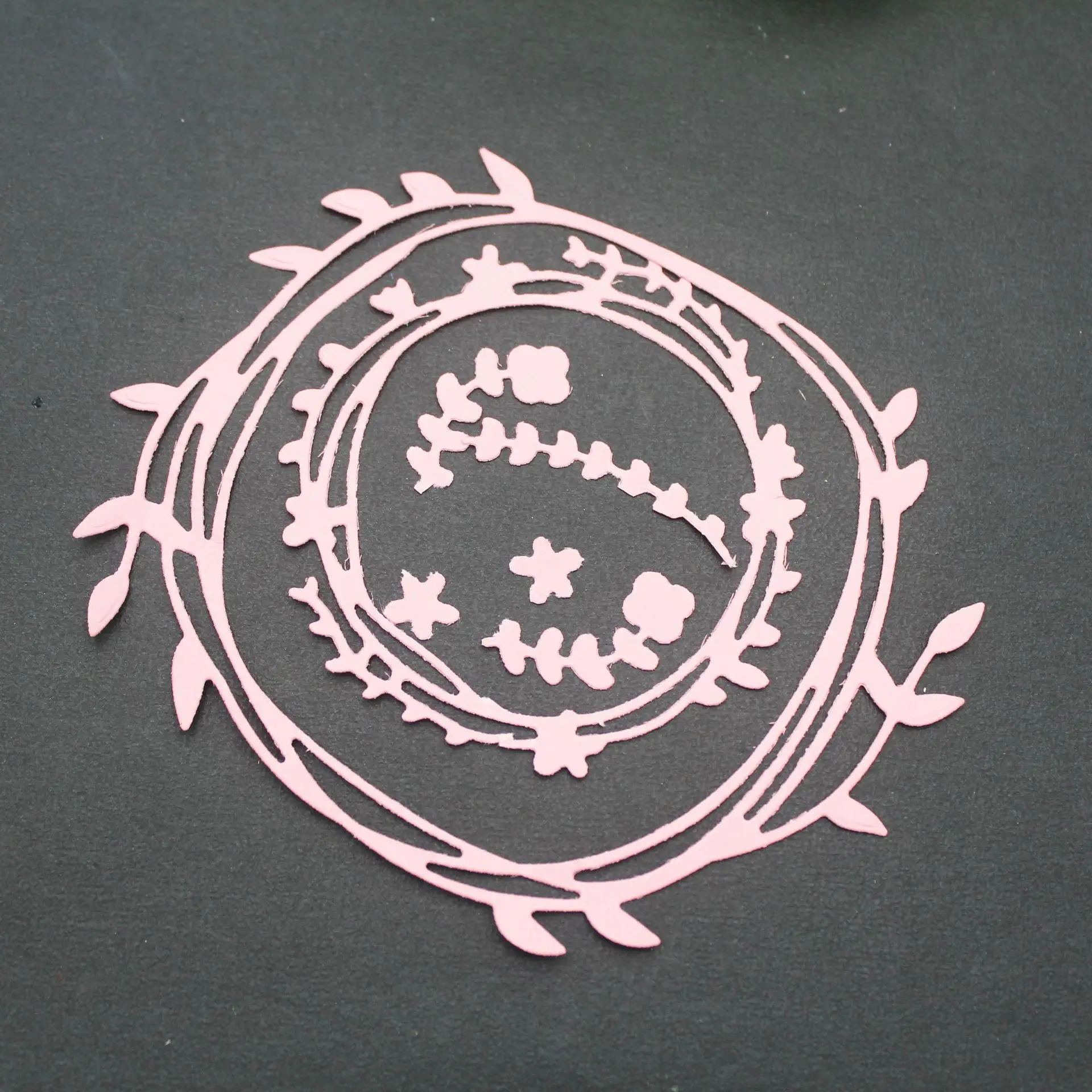 

13.1*10.7cm Wreath of leaves Metal Cutting Dies 3D DIY Scrapbooking Carbon Sharp Craft Die Photo Invitation Cards Decoration