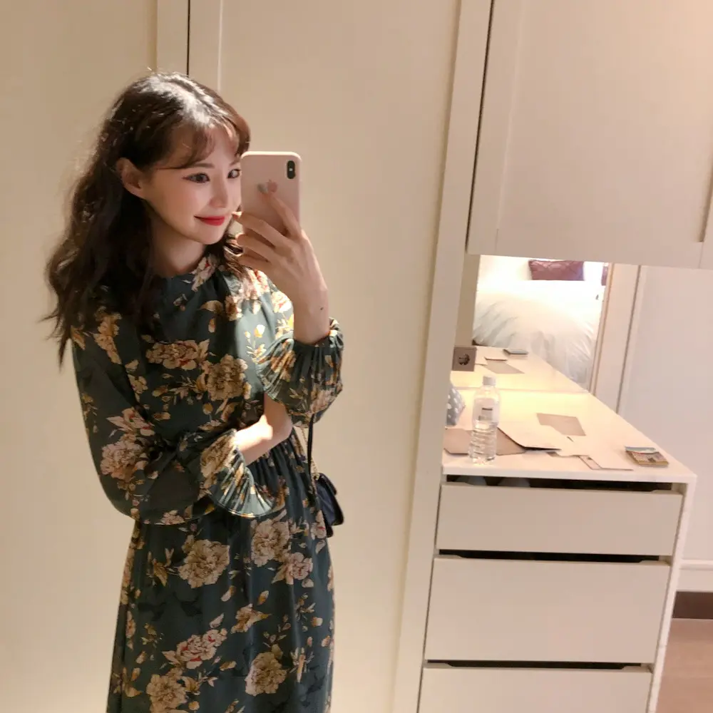 Платье с цветочным рисунком на бретелях Новинка 2018 года Сезон осень весна