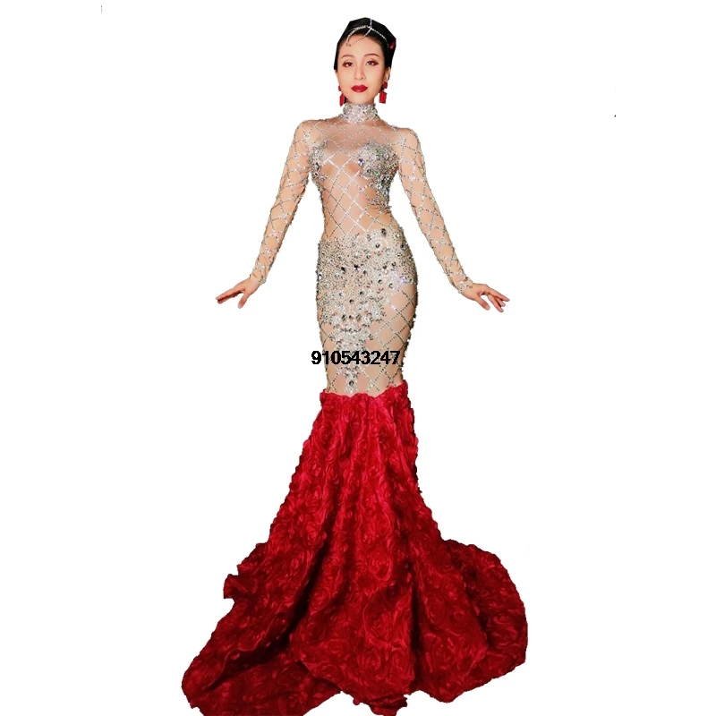 Женское вечернее платье с длинным шлейфом красное серебряными кристаллами и