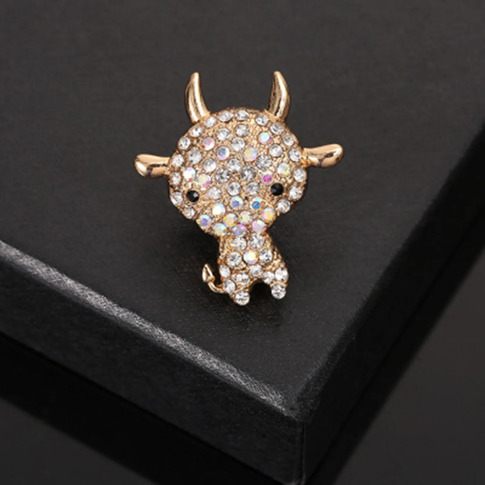 

New Cow Pin Brooches Animal Series Zinc Alloy Gold Color Clear Rhinestone Brooch Women Girl Party Club Jewelry 35mm, 1 Piece