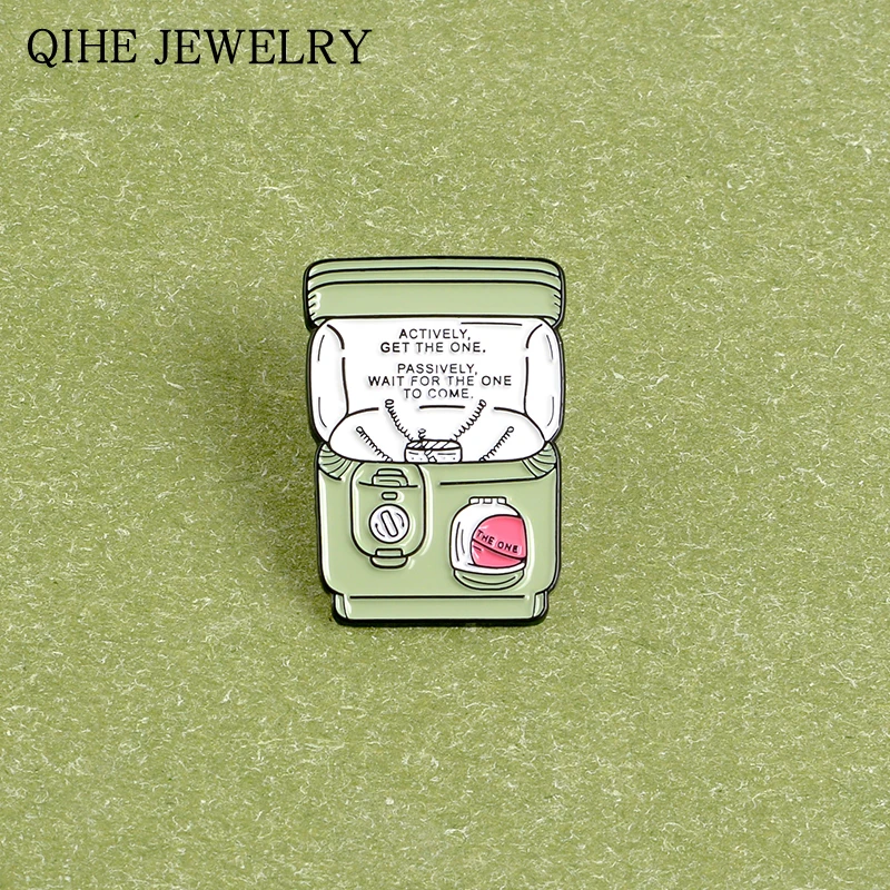 Заколка Gashapon для игр в виде кукол и капсул мягкая эмалированная заколка