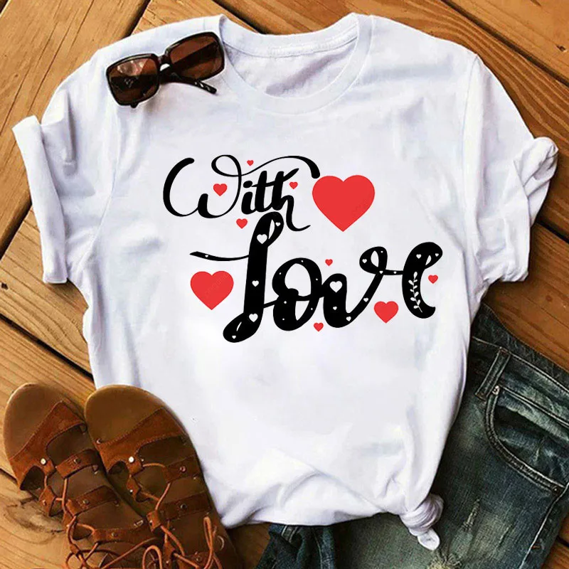 

Женская футболка с принтом в виде красного сердца, с коротким рукавом